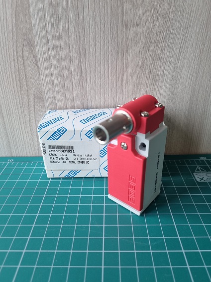 Концевой выключатель, привод металлическая вращающаяся трубка (1НЗ+1НО, мгновенное сраб.), серия L5, пластиковый корпус (240В AC, 3А), IP65 L5K13BEM621