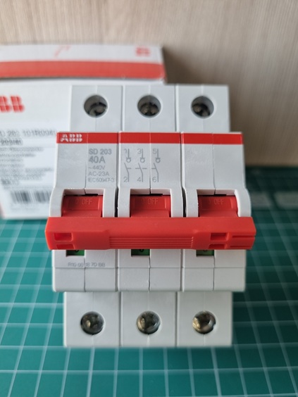 SD203/40 Рубильник 3-полюсный рычаг красный SD 203 40A