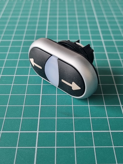 Кнопка двойная белые стрелки вверх/вниз на черном фоне c белой линзой для лампы M22-DDL-S-X7/X7