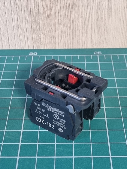 КОРП. КНОПКИ С КЛЕММ. ЗАЖ. ПОД ВИНТ ZB5AZ104