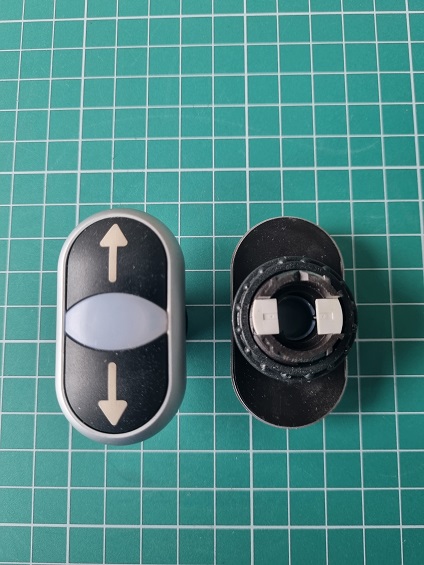 Кнопка двойная белые стрелки вверх/вниз на черном фоне c белой линзой для лампы M22-DDL-S-X7/X7