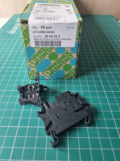 Клемма с держателем предохранителя UT 4-HESI (5X20) /6,2mm, винтовая, 2 присоед., 4(max 6)mm2, 6,3A, 500V, черная