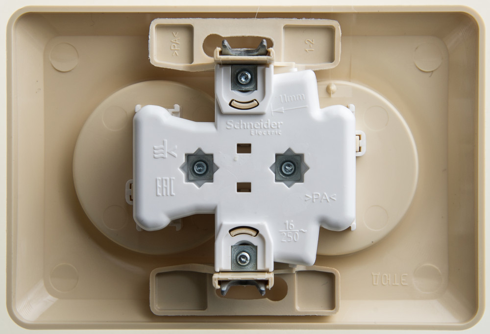 ЭТЮД С/У РОЗЕТКА двойная без заземления со шторками, 16А, 250B, КРЕМОВЫЙ