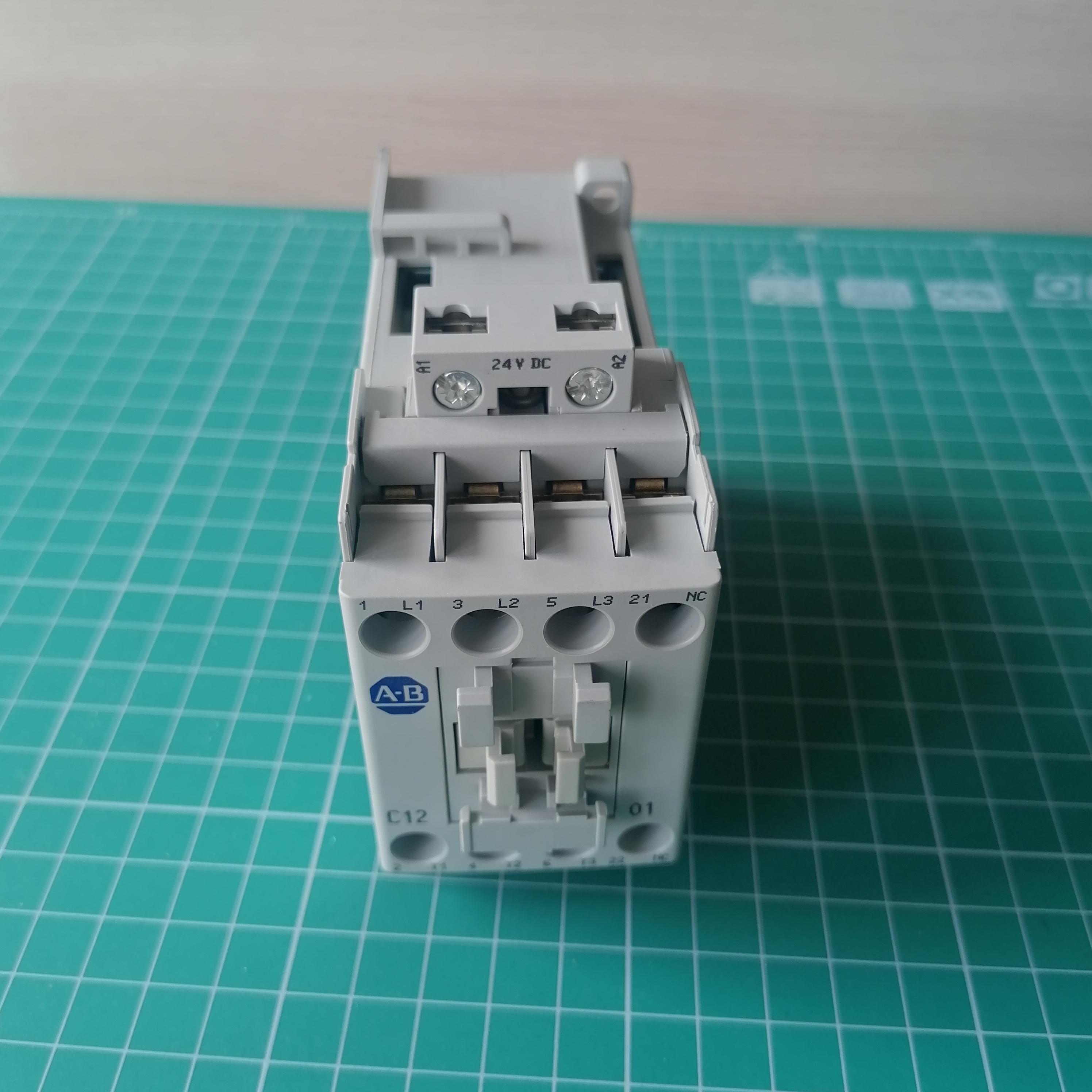 Контактор 5.5кВт/400В, напряжение управления 24В DC, 1 Н.З. доп. контакт  100C12ZJ01