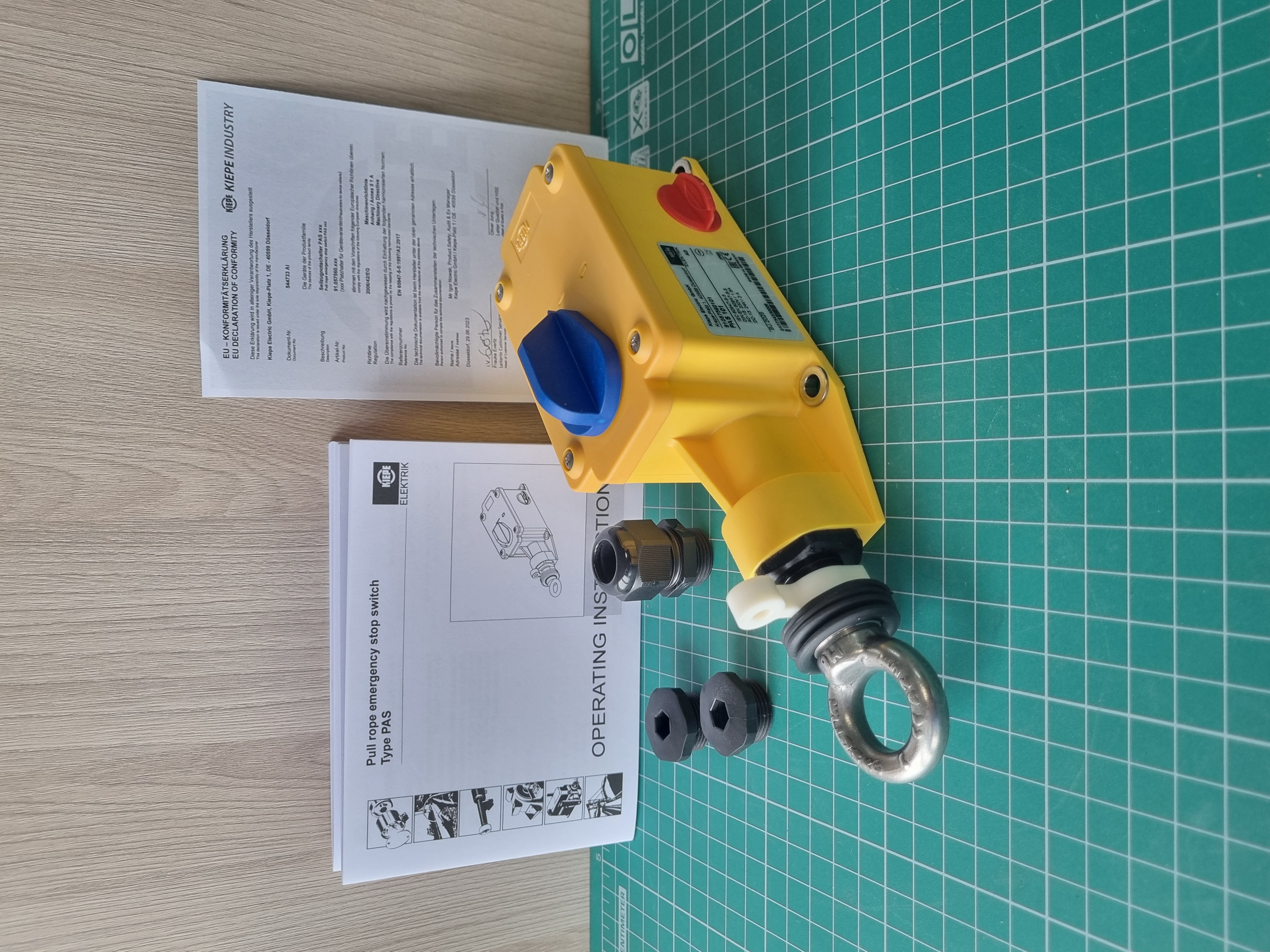 Аварийный выключатель с тяговым приводом металлические детали, нержавеющая сталь, пластиковая направляющая Kiepe Electric PAS 101 (91.057 560.101)
