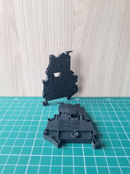 Клемма с держателем предохранителя UT 4-HESI (5X20) /6,2mm, винтовая, 2 присоед., 4(max 6)mm2, 6,3A, 500V, черная