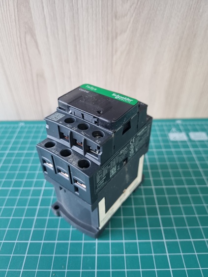 КОНТАКТОР.3Р,12A,НО+НЗ,24V-,ОГРАН. LC1D12BD