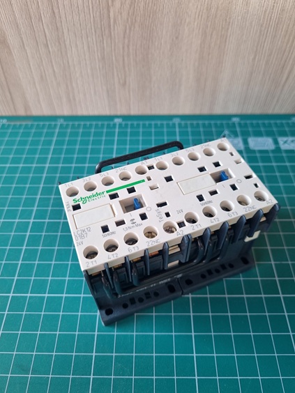 КОНТАКТОР РЕВЕРС. K 3P,12 A,НЗ,24V 50/60 ГЦ,МЕХ. БЛОКИР ЗАЖИМ ПОД ВИНТ LC2K1201B7