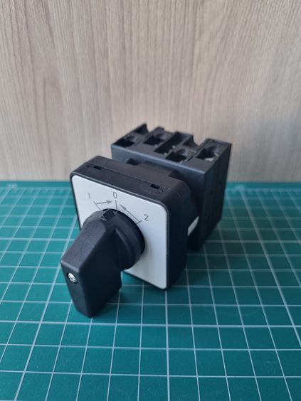 Переключатель UKT0-2-8215/E, 2P, 20A, тип 1?0?2, 2NO на 1_2, на дверь, фронт IP65