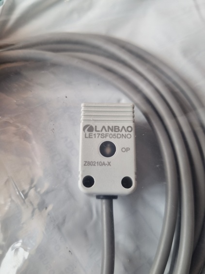 LANBAO LE17SF05DNO индуктивный датчик 17x17x28мм NPN NO 5мм кабель 2м