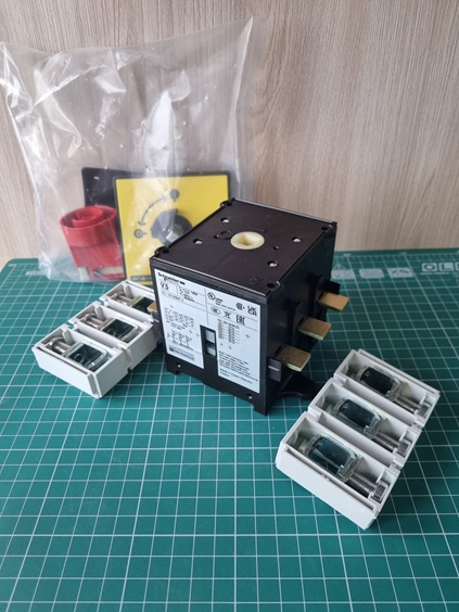 ГЛАВНЫЙ/АВАРИЙНЫЙ ВЫКЛЮЧАТЕЛЬ-РАЗЪЕДИНИТЕЛЬ 125A С РУКОЯТКОЙ (НА ДВЕРЦЕ,4 ВИНТ.)