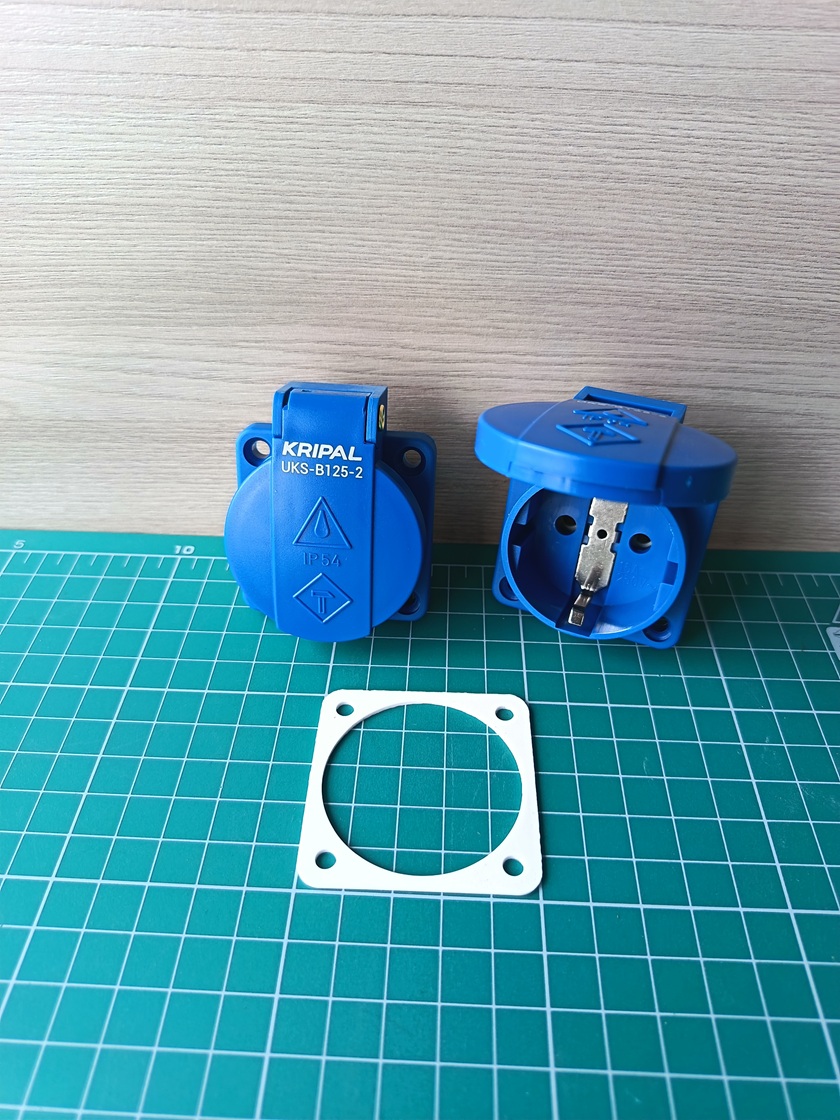 Розетка встраиваемая 16A, SCHUKO без шторок 2P+E, 250VAC 50/60Hz, фланец 50x50mm, IP54, синяя