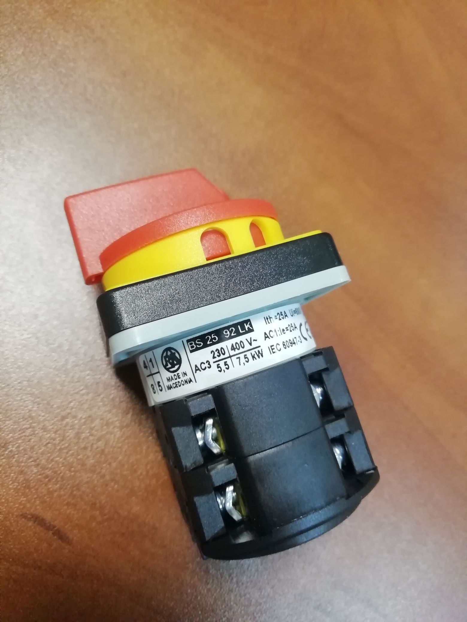 Переключатель BS 25 92 LK, аварийный, 4P, 25A, тип 0-1, 7.5kW(400VAC по АС-3), на дверь, красная блокируемая в 0 рукоятка, фронт IP40