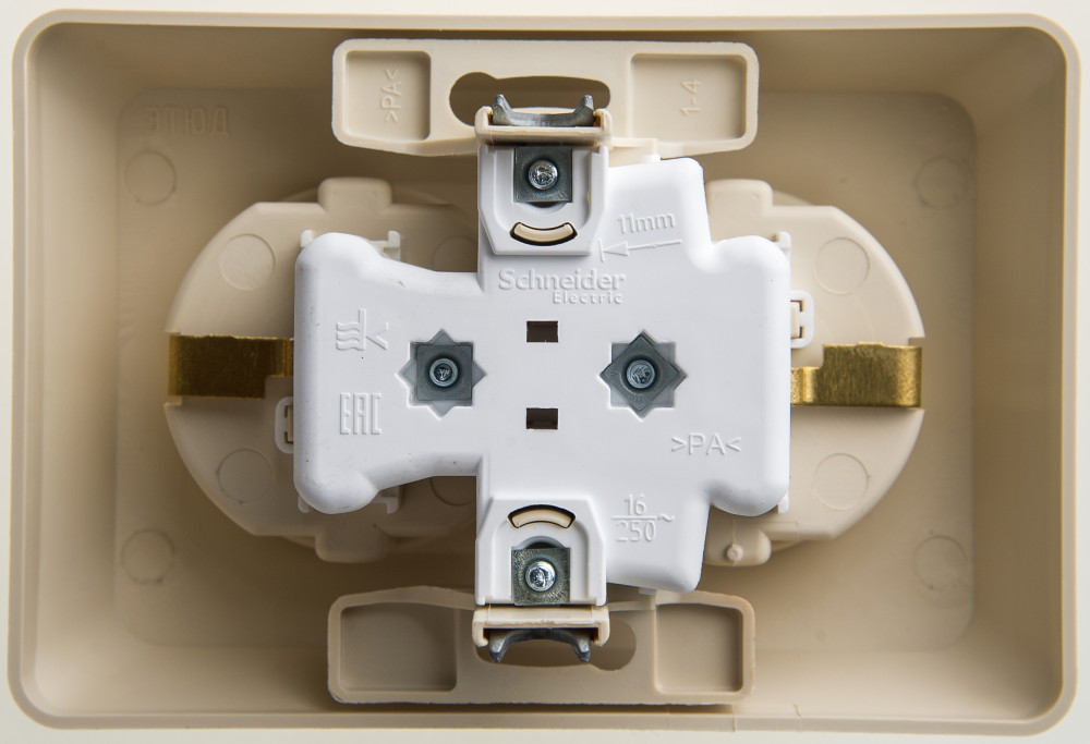 ЭТЮД С/У РОЗЕТКА двойная с заземлением со шторками, 16А, 250B, КРЕМОВЫЙ