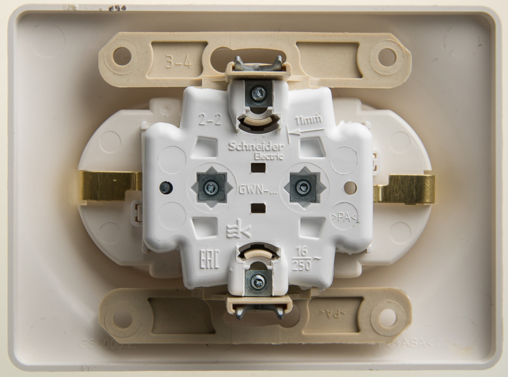 GLOSSA РОЗЕТКА двойная с заземлением со шторками, 16А, в сборе, ПЕРЛАМУТР