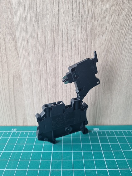 Клемма с держателем предохранителя UT 4-HESI (5X20) /6,2mm, винтовая, 2 присоед., 4(max 6)mm2, 6,3A, 500V, черная