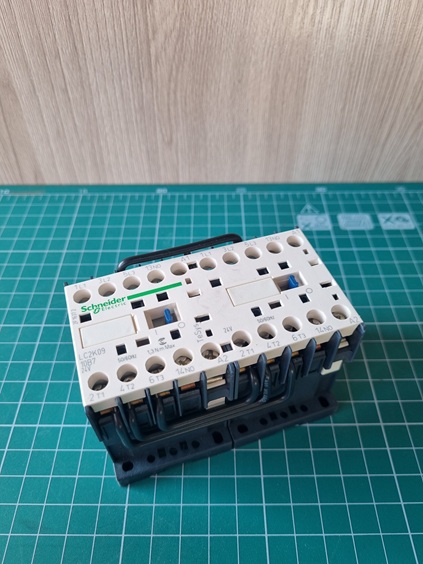 КОНТАКТОР РЕВЕРС. K 3P,9 A,НО,24V 50/60 ГЦ,МЕХ. БЛОКИР ЗАЖИМ ПОД ВИНТ LC2K0910B7