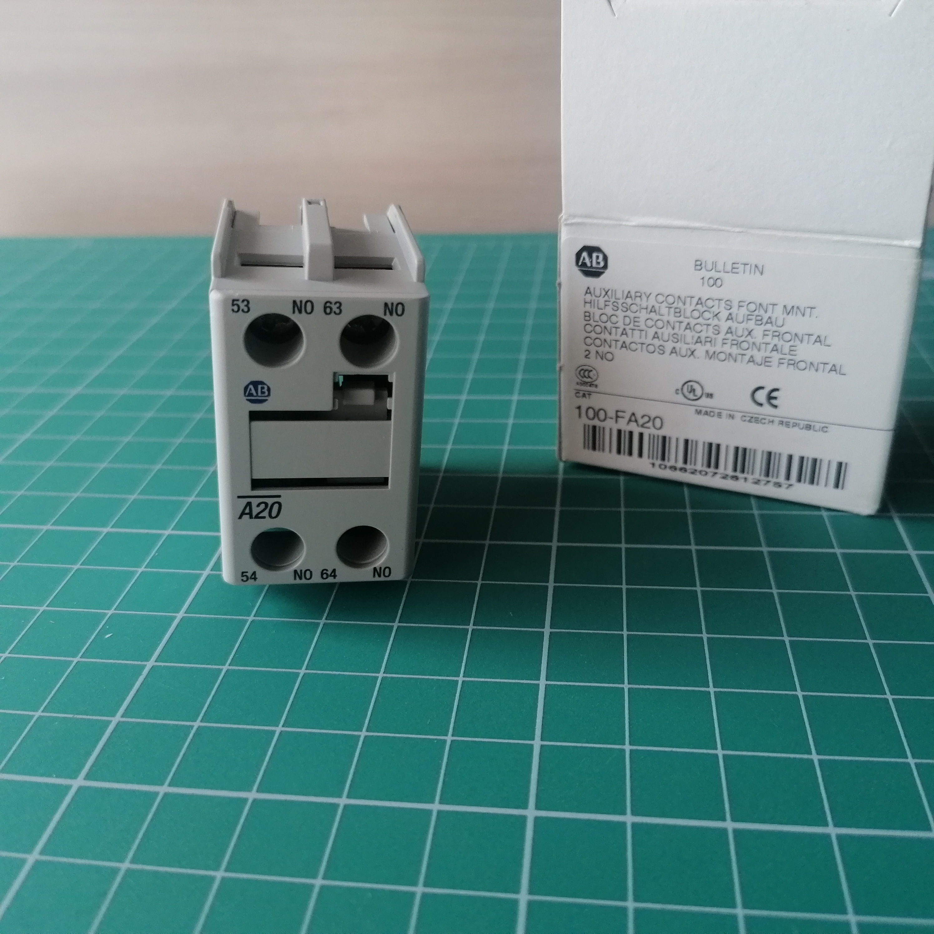 Дополнительный контактный блок для фронтального монтажа для контакторов серии 100-C, 2 пол (100FA20)