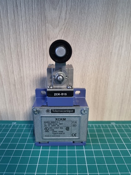 КОНЦЕВОЙ ВЫКЛЮЧАТЕЛЬ РОЛИК XCKM115H29