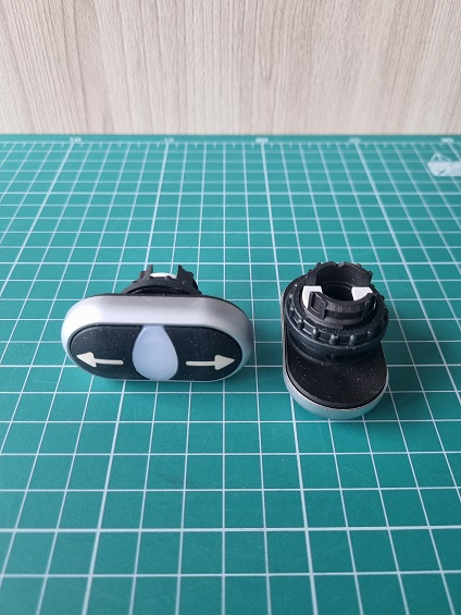 Кнопка двойная белые стрелки вверх/вниз на черном фоне c белой линзой для лампы M22-DDL-S-X7/X7