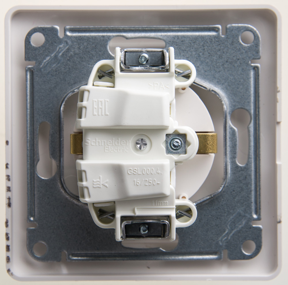 GLOSSA РОЗЕТКА с заземлением со шторками с крышкой, 16А, IP20, в сборе, ПЕРЛАМУТР