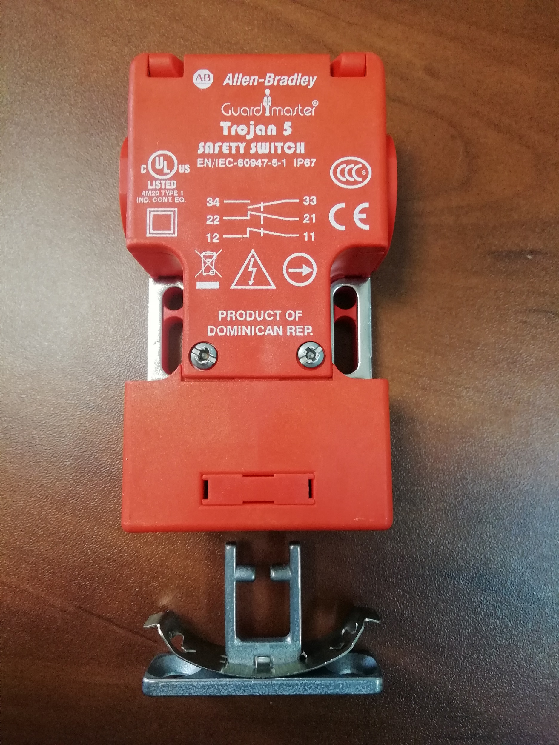 Выключатель безопасности с приводом пластмассовый TROJAN 5, 2 Н.З. контакта безопасност (440KT11090)