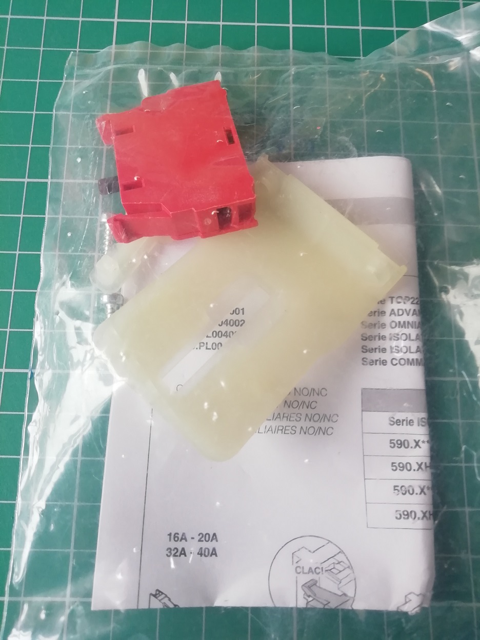 Блок-контакт вспом., 1NC, 16A(6A 230V AC15), боковой монтаж, для габ. Y2, красный, COMMAND/ISOLATORS