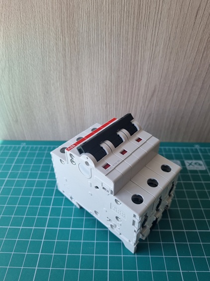 Автомат.выкл-ль 3-полюсной S203 D16