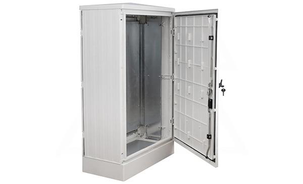 Щит напольный 1000x700x350мм (ВxШxГ) из композитного (SMC) материала с монт. панелью 850x580мм и цоколем 100мм, IP65