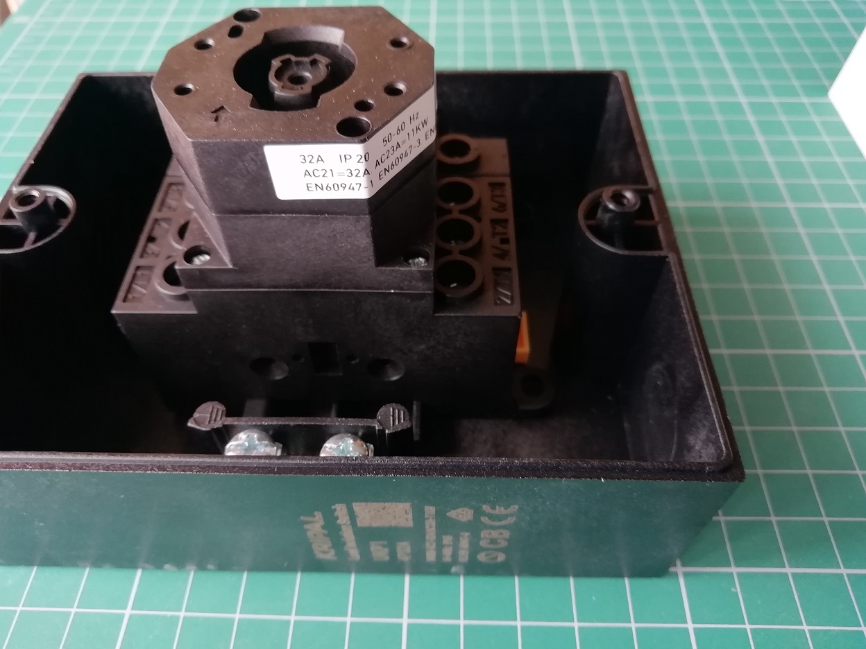 Выключатель нагрузки UKP1-432, 3Р+N, 32А/AC21, 11kW/AC23A, 440VAC, красная блок. рукоятка, в корпусе IP65