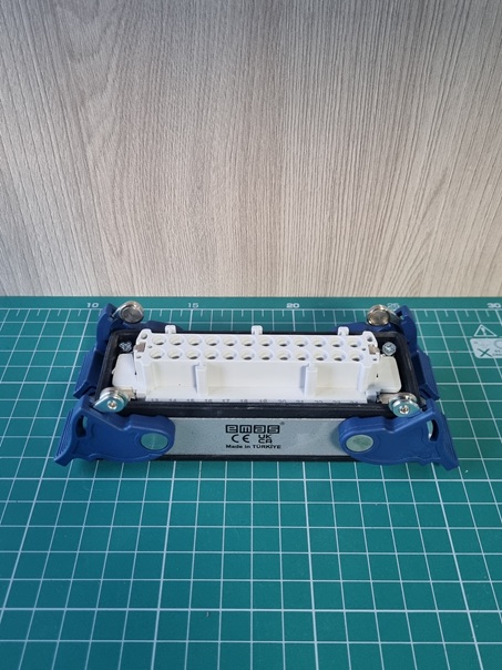 Кожух с гнездом (монтаж на перегородке) металлический, 24 полюса, 16A, нижний ввод, IP65 EBM24PM44