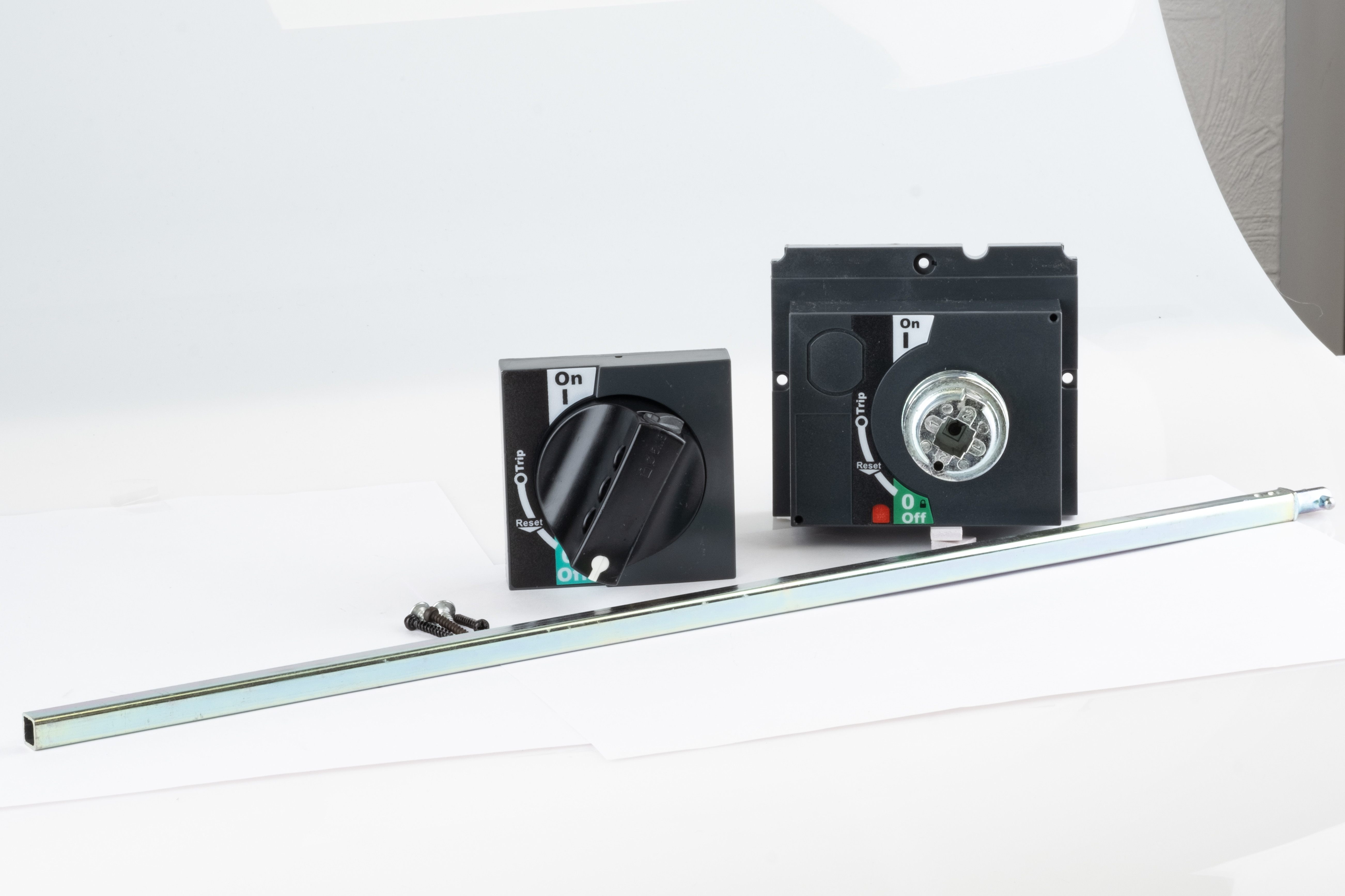 Рукоятка выносная поворотная RHE на дверь, с основанием и осью 470mm, черная, IP40, для SDM6-100_SDM6-250