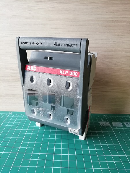 Рубильник откидной XLP000-6CC под предохранители до 100А гориз., размер 000, 3P, туннельные зажимы (в коробке)