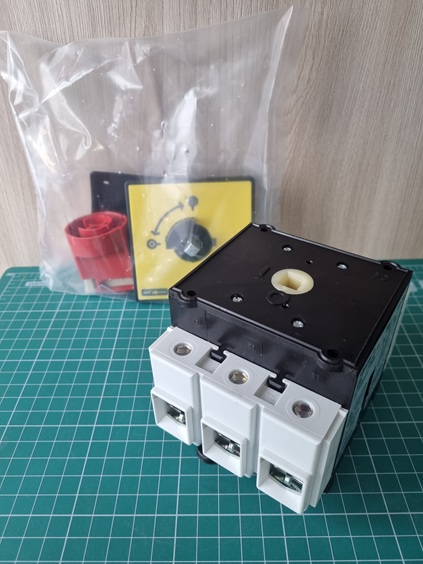 ГЛАВНЫЙ/АВАРИЙНЫЙ ВЫКЛЮЧАТЕЛЬ-РАЗЪЕДИНИТЕЛЬ 125A С РУКОЯТКОЙ (НА ДВЕРЦЕ,4 ВИНТ.)