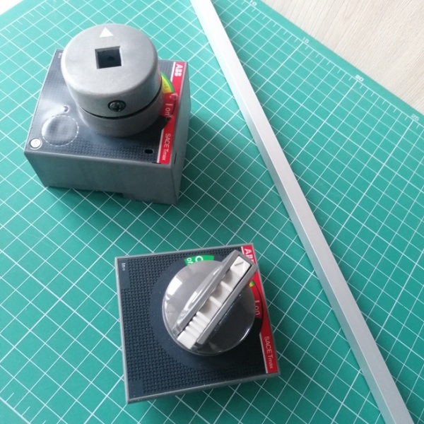 Рукоятка выносная поворотная RHE для стационарного/втычного XT1 и XT3, IP40 к-т основание ось 500mm рукоятка на дверь серая