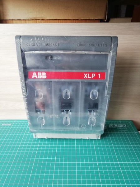 Рубильник откидной XLP1-6M10 под предохранители до 250А гориз., размер 1, 3P, болты M10