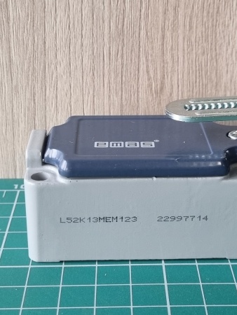 Концевой выключатель, привод реверсивный металлический ролик 18мм с угловым действием, регулируемый (1НЗ+1НО, мгновенное сраб.), серия L52, металлический корпус (240В AC, 3А), IP65 L52K13MEM123