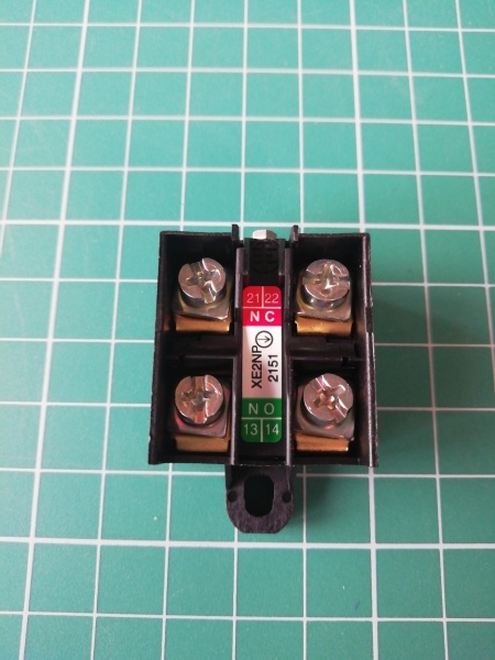 Контактный блок 1NC+1NO с задержкой срабатывания XE2NP 2151