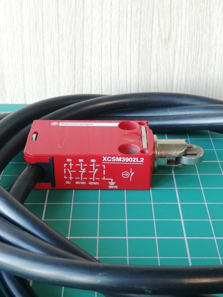 Миниатюрный конц. выключатель металл, роликовый плунжер, 2 NC + 1 NO, кабель 2 м