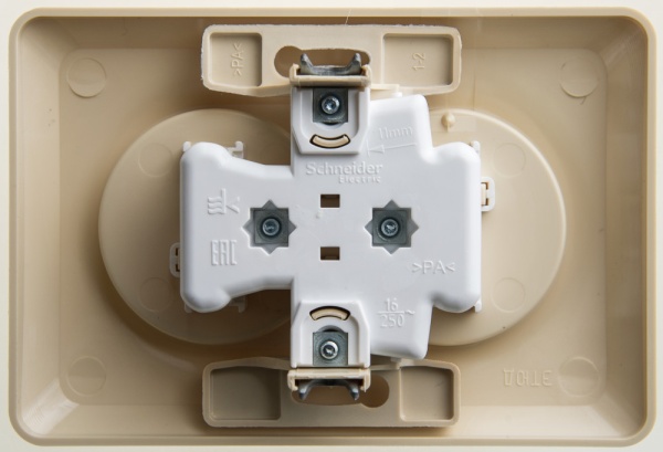 ЭТЮД С/У РОЗЕТКА двойная без заземления со шторками, 16А, 250B, КРЕМОВЫЙ