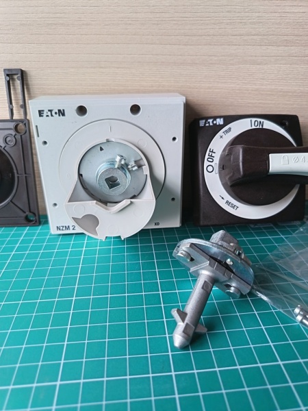 Повор. рукоятка на дверь шкафа NZM2-XTVD для LZM2 и NZM2, черно-серая