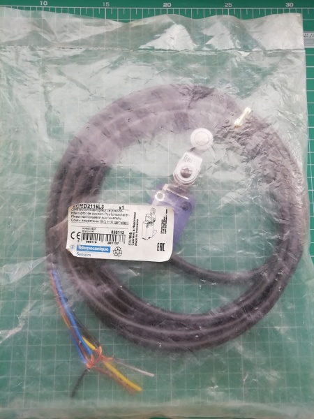 КОНЦЕВОЙ ВЫКЛЮЧАТЕЛЬ 1НО+1НЗ С КАБЕЛЕМ 3М  ролик металл XCMD2116L3