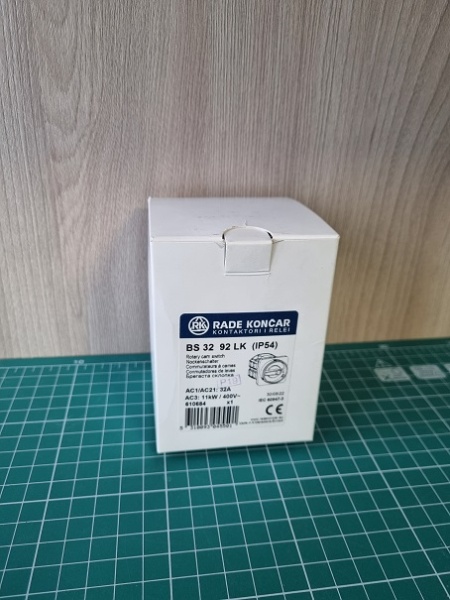 Переключатель BS 32 92 LK (IP54), аварийный, 4P, 32A, тип 0-1, 15kW(400VAC по АС-23), на дверь, красная блокируемая в 0 рукоятка, фронт IP54