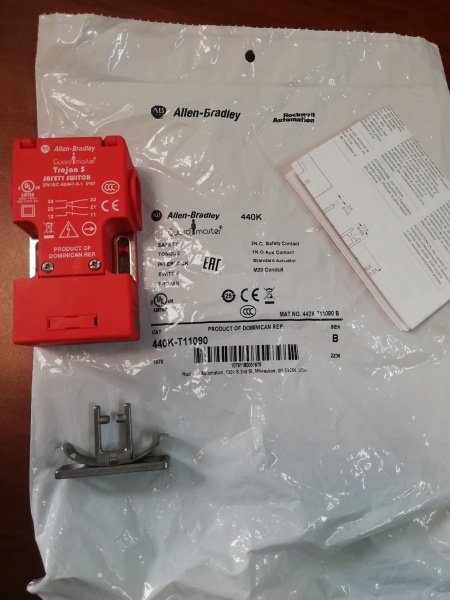 Выключатель безопасности с приводом пластмассовый TROJAN 5, 2 Н.З. контакта безопасност (440KT11090)