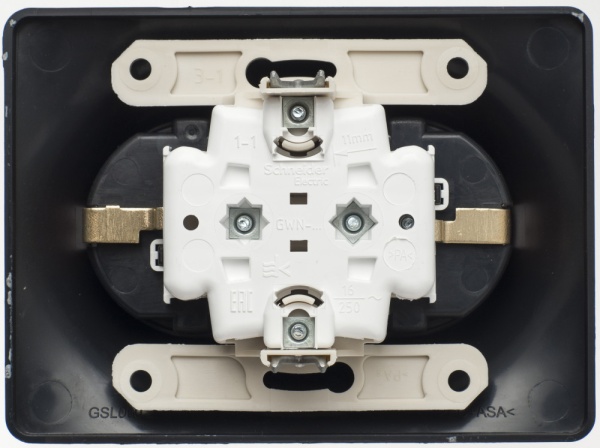 GLOSSA РОЗЕТКА двойная с заземлением со шторками., в сборе, ШОКОЛАД