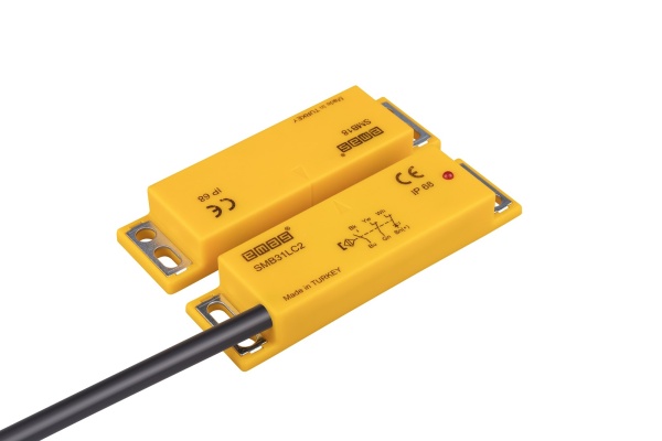 Магнитный датчик (2НЗ+НО), провод 2м (расст. сраб. 8мм), индикация LED, левый выход, IP68 SMB31LC2-B18