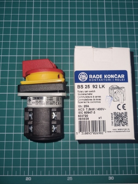 Переключатель BS 25 92 LK, аварийный, 4P, 25A, тип 0-1, 7.5kW(400VAC по АС-3), на дверь, красная блокируемая в 0 рукоятка, фронт IP40