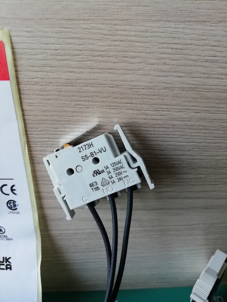 Блок перекл. контактов AUX-C 1Q 1SY (1COвспом.+1COавар.) для XT1...XT6, 6A-250VAC13 0.3A-250VDC12 провода 1m