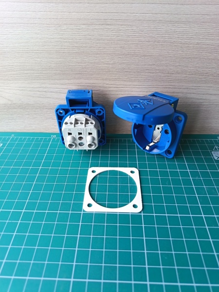 Розетка встраиваемая 16A, SCHUKO без шторок 2P+E, 250VAC 50/60Hz, фланец 50x50mm, IP54, синяя