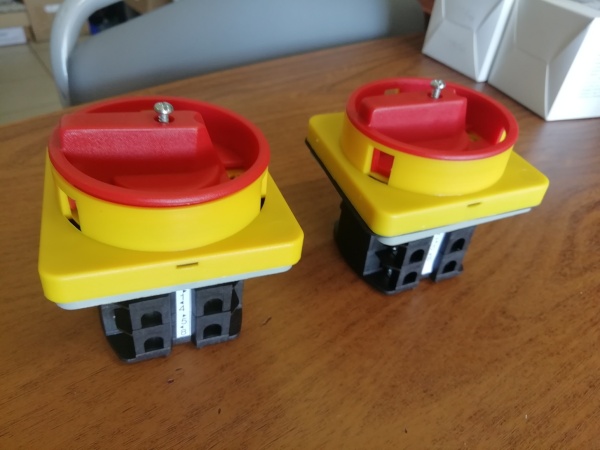 Переключатель BS 32 10 LK (IP54), аварийный, 3P, 32A, тип 0-1, 15kW(400VAC по АС-23), на дверь, красная блокируемая в 0 рукоятка, фронт IP54